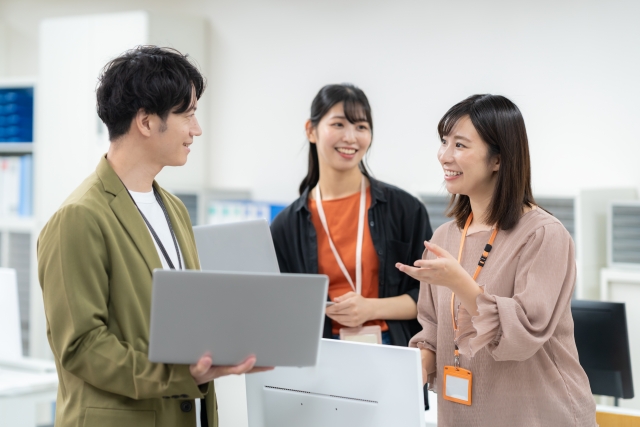 綺麗に整った歯を見せて笑いあっている例